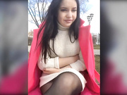 Картавая светит киской в такси и в парке