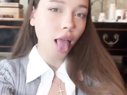 Девица сама себя трахает
