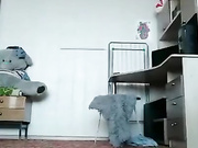 Девица дрочит