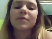 Девица дрочит