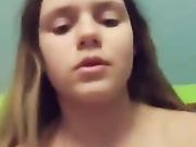 Девица дрочит