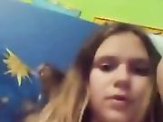 Девица дрочит