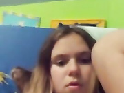Девица дрочит