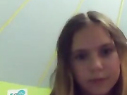 Девица дрочит