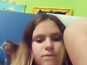 Девица дрочит