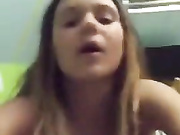 Девица дрочит