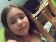 Девица дрочит
