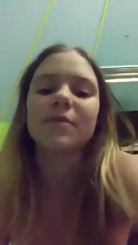 Девица дрочит