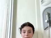 Девица дрочит