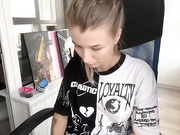 Девица дрочит