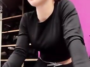 Девица дрочит