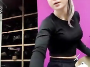 Девица дрочит