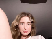 Девица дрочит