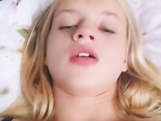 Девица дрочит