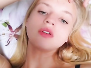 Девица дрочит