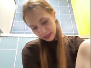 Девица дрочит