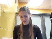 Девица дрочит