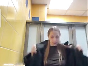Девица дрочит