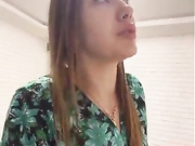 Девица дрочит