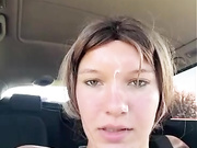 Девица сама себя трахает