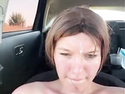 Девица сама себя трахает
