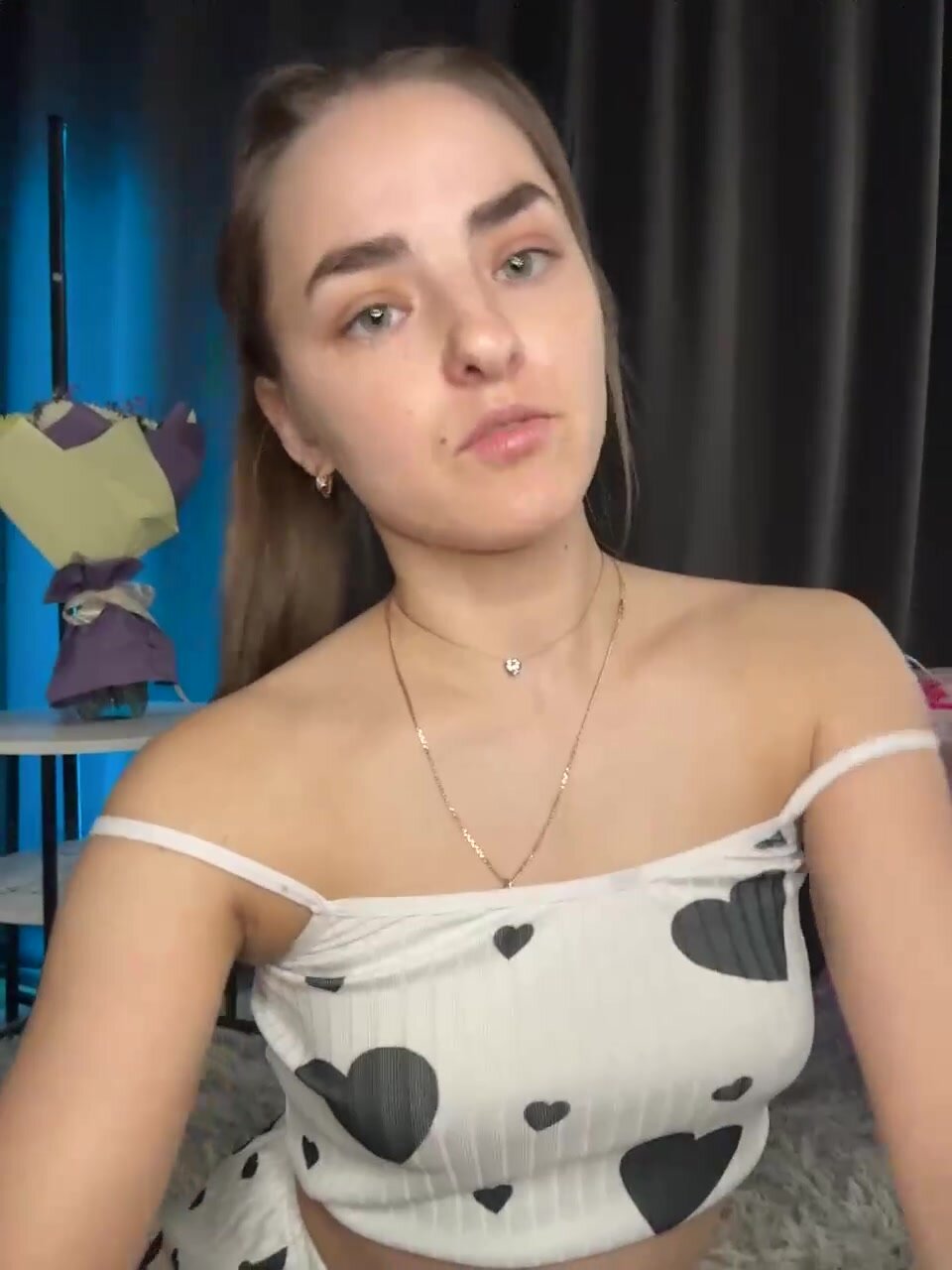 -SweetKate- раздевается на балконе садится на лицо