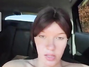 Девица дрочит