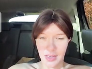 Девица дрочит