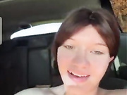 Девица дрочит