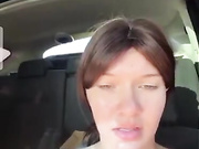 Девица дрочит