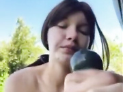 Девица дрочит