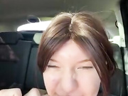 Девица дрочит