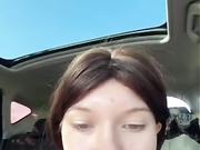 Девица сама себя трахает