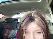 Девица сама себя трахает