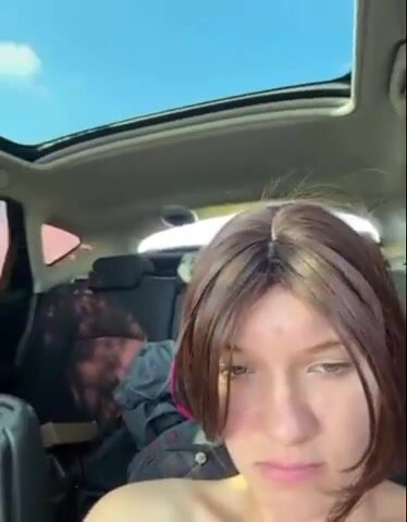 Девица сама себя трахает