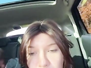 Девица сама себя трахает
