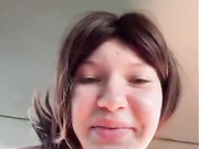 Девица сама себя трахает