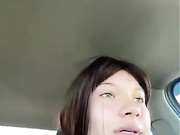 Девица сама себя трахает