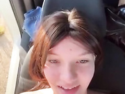 Девица сама себя трахает