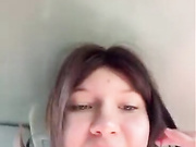 Девица сама себя трахает