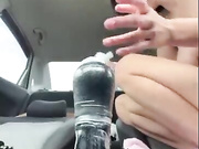 Девица сама себя трахает