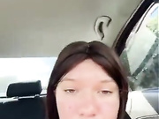 Девица сама себя трахает