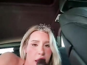 Девица сама себя трахает