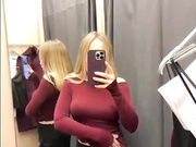 Chloee в примерочной-2