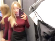 Chloee в примерочной-2