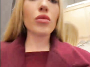 Chloee в примерочной-2