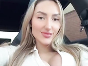 Девица сама себя трахает