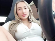 Девица сама себя трахает