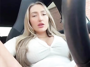 Девица сама себя трахает