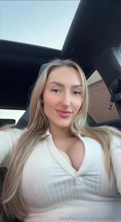 Девица сама себя трахает